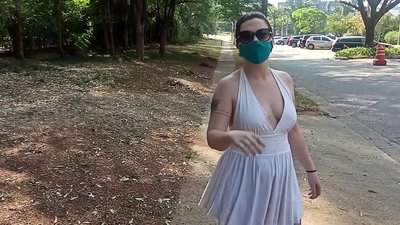 सार्वजनिक नग्नता: रूसकी एक केटीले रियो दि जेनेरियोको सडकमा आफ्नो लुगा फुकाल्न खोज्छिन्। उनी झण्डै गिरफ्तार भइन् ।